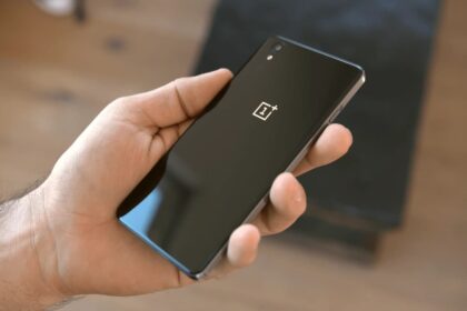 Parte traseira smartphone OnePlus.