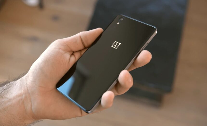 Parte traseira smartphone OnePlus.