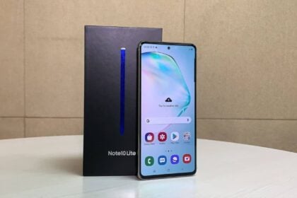 Samsung Galaxy Note 10 Lite ao lado da caixa.
