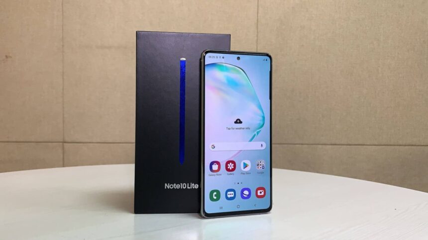 Samsung Galaxy Note 10 Lite ao lado da caixa.