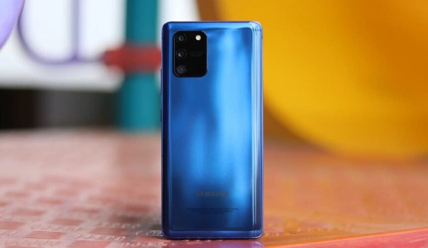 Galaxy S10 Lite azul, parte traseira.