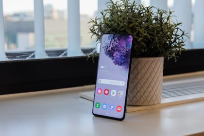 Samsung Galaxy S20 + tela ligada.