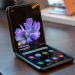 Samsung Galaxy Z Flip semi aberto.