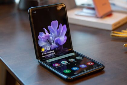 Samsung Galaxy Z Flip semi aberto.