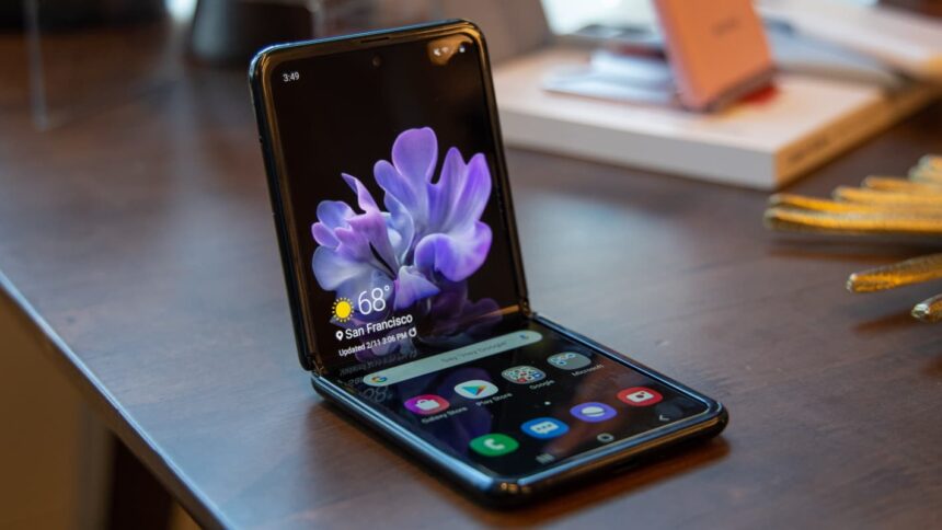 Samsung Galaxy Z Flip semi aberto.
