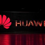 Logo da Huawei em letreiro.