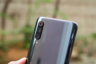 Xiaomi Mi 9 preto traseira.
