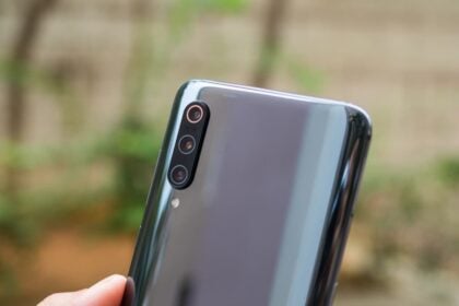 Xiaomi Mi 9 preto traseira.