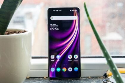 OnePlus 8 parte frontal.