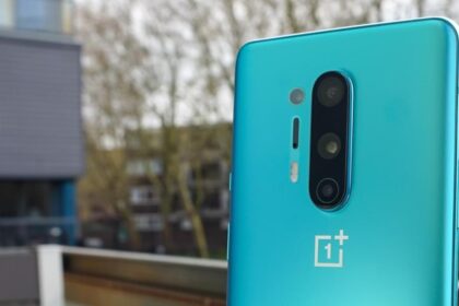 OnePlus 8 Pro azul traseira.
