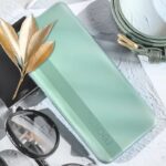 Realme C11 na cor verde, traseira.