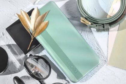 Realme C11 na cor verde, traseira.