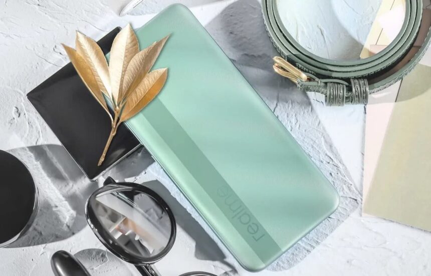 Realme C11 na cor verde, traseira.