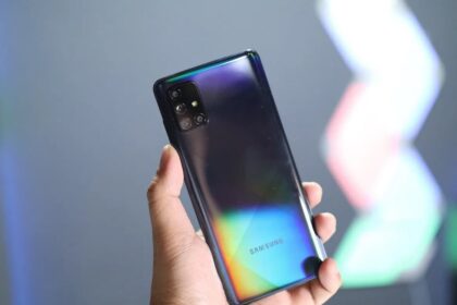 Galaxy A71 preto traseira.