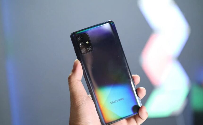 Galaxy A71 preto traseira.