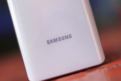 Traseira de smartphone Samsung.