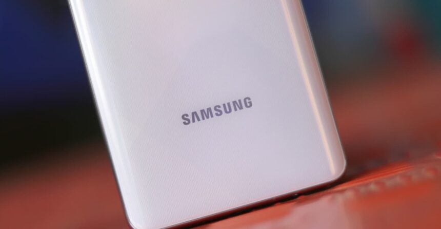 Traseira de smartphone Samsung.