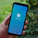 Smartphone executando a Bixby.