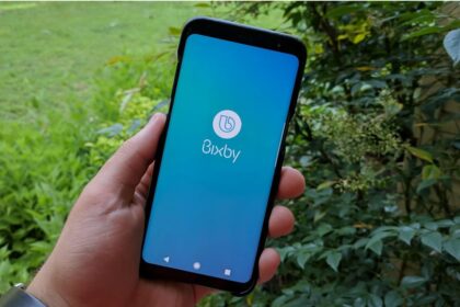 Smartphone executando a Bixby.