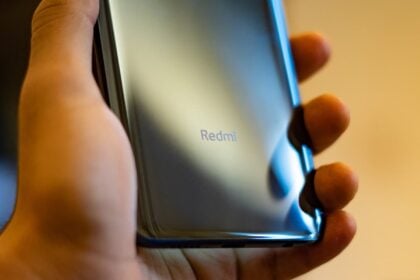 Traseira de smartphone Redmi.