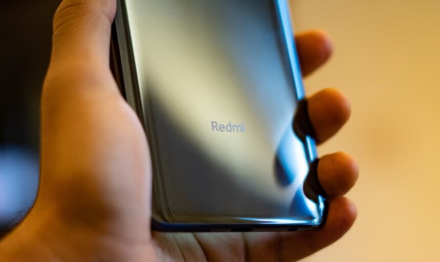 Traseira de smartphone Redmi.