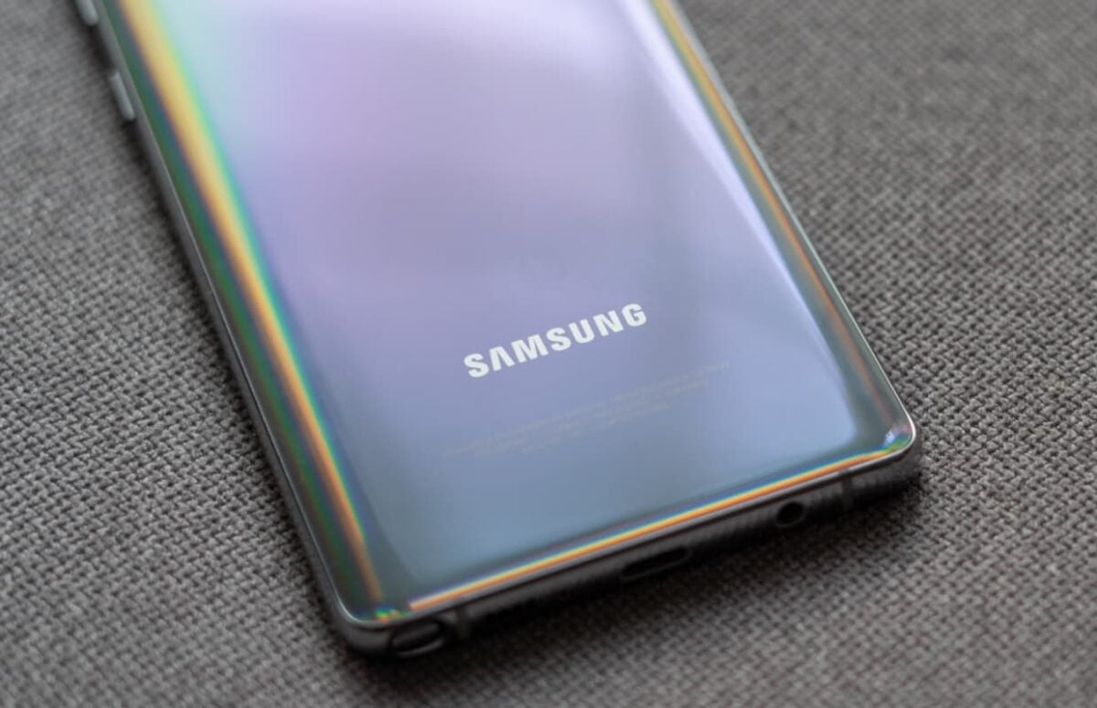 Traseira de smartphone Samsung.