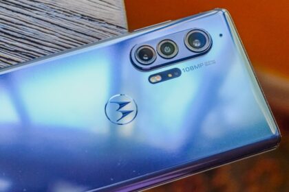 Motorola Edge Plus parte traseira.