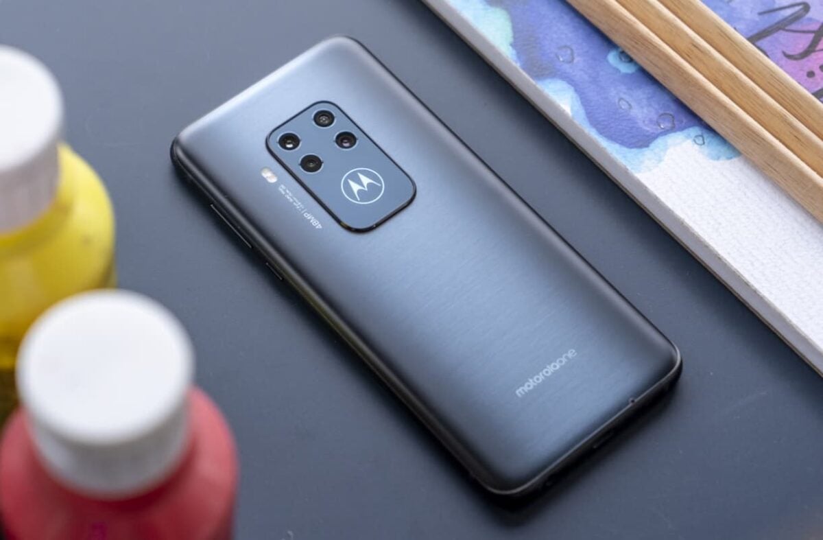 Motorola One Zoom traseira.