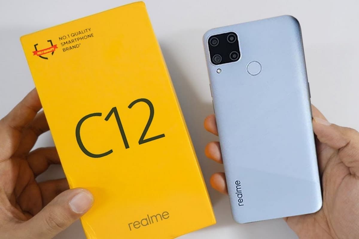 Realme C12 ao lado da caixa.