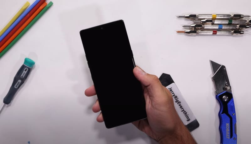 LG Velvet com segunda tela passa por teste de resistência em vídeo lg velvet teste de durabilidade