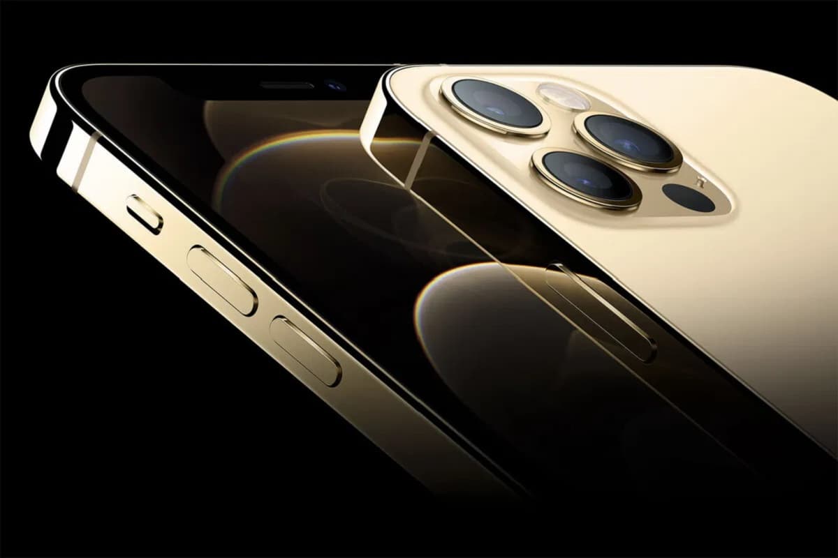 iPhone 12 Pro Max dourado.