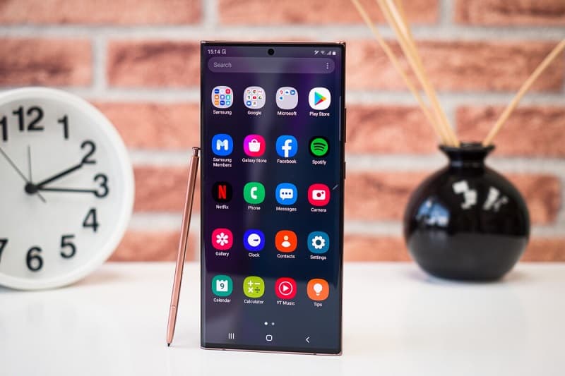 Galaxy Note 20 Ultra recebe pacote de segurança de outubro no Brasil Note 20 Ultra em pé ao lado da S-Pen.