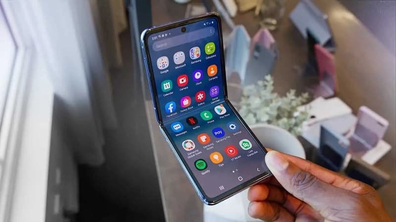 Galaxy Z Flip: Samsung retoma programa beta da One UI 3.0 Galaxy Z Flip semi aberto.