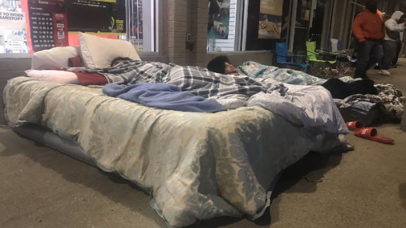 Black Friday 2020: Jovens levam cama para a fila pra comprar PS5 fans do ps5