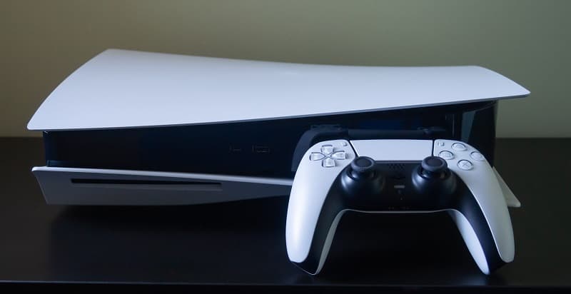 Amazon demite entregador que roubou um PlayStation 5 Entregador da Amazon é demitido por roubar PS5.