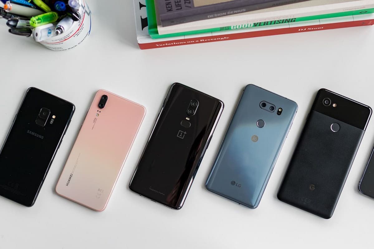 Fileira de smartphones.