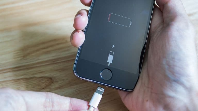 iPhone 12: Procon explica por que o carregador é um acessório essencial Carregador iPhone 12 deverá ser incluso na caixa.