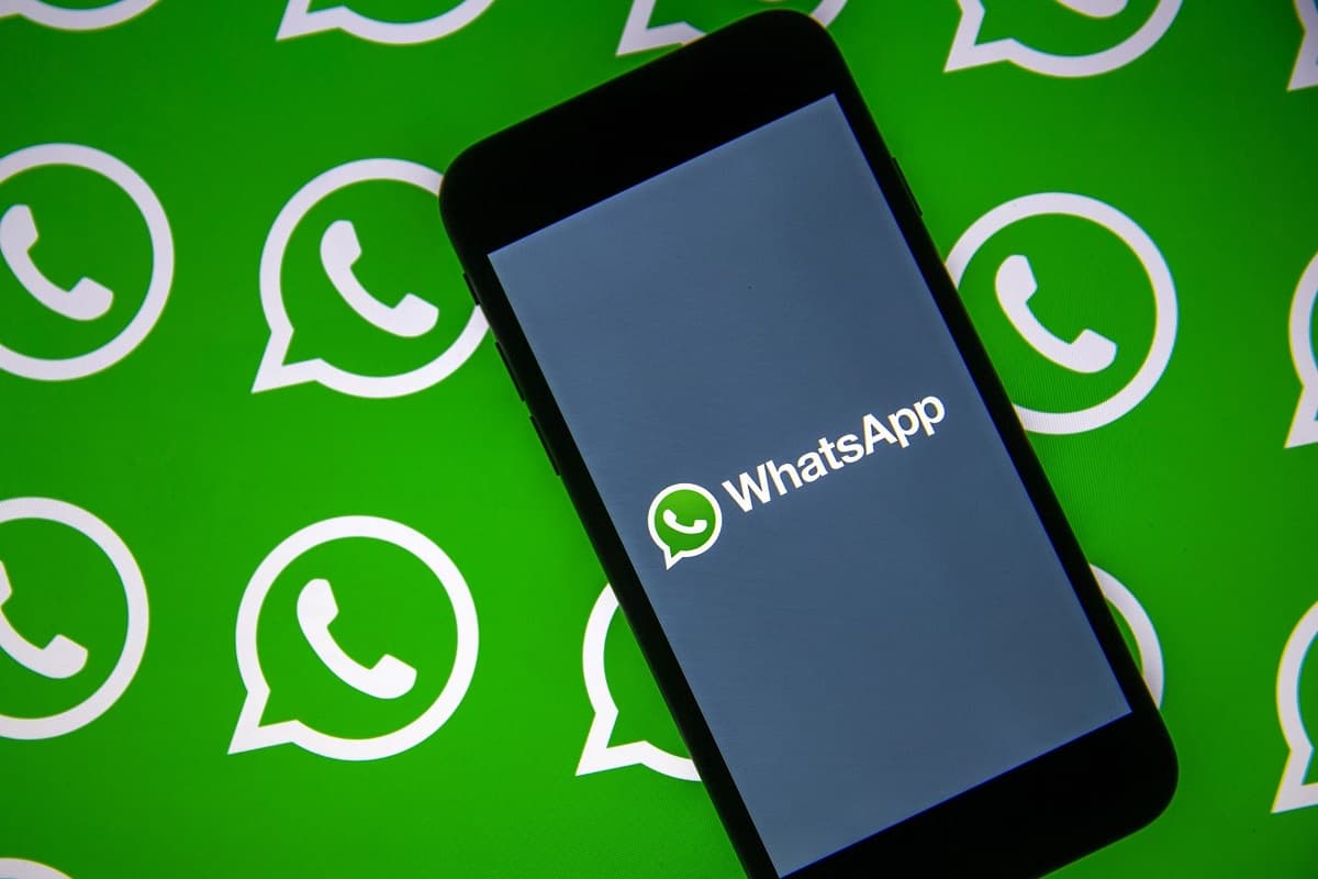 WhatsApp em smartphone.