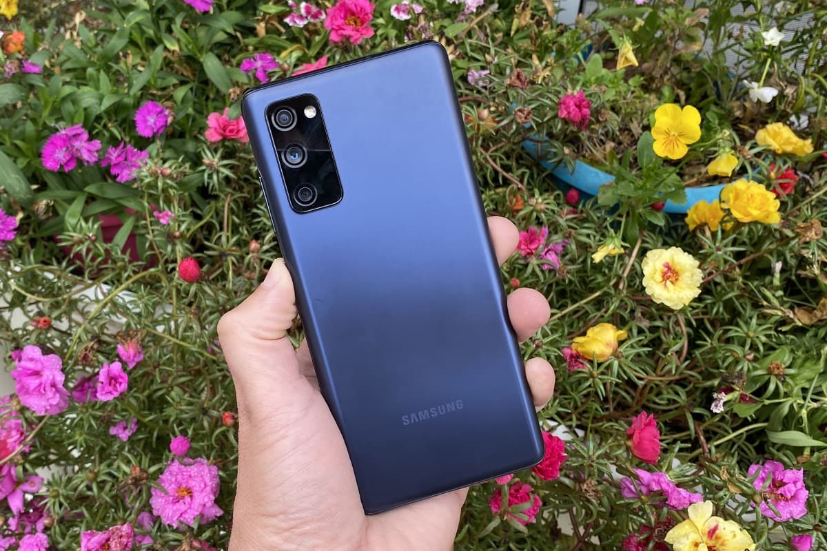 Samsung Galaxy S20 FE azul.