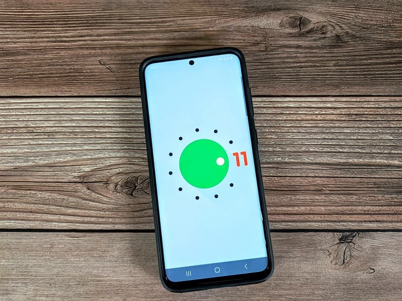Linha Galaxy S20 é atualizada com a versão estável da One UI 3.0 Galaxy S20 com logo do Android 11 na tela