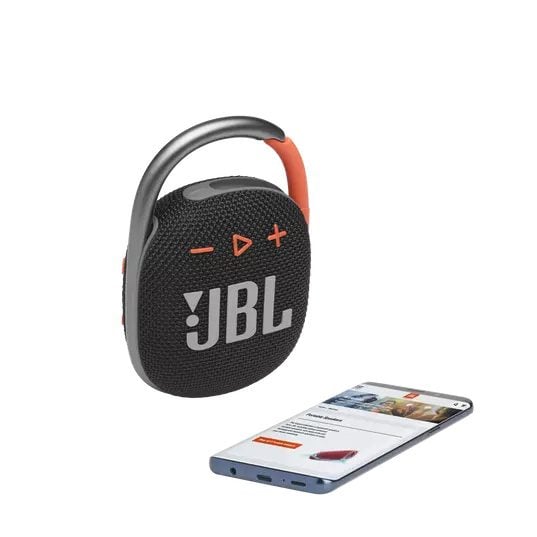 JBL Clip 4 é lançada com Bluetooth 5.1 e bateria que dura até 10 horas jbl clip 4 e smartphone