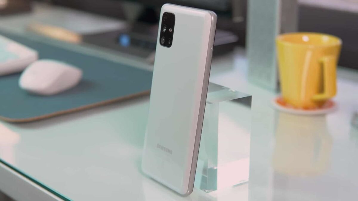 melhorias de estabilidade para o software proprietário da Samsung, incluindo até mesmo a correção do bug de sincronização com o Android Auto.