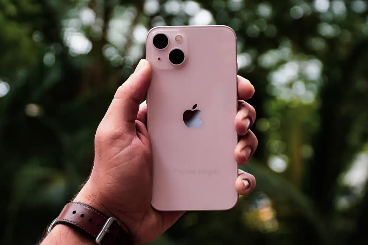 Traseira do iPhone 13 rosa