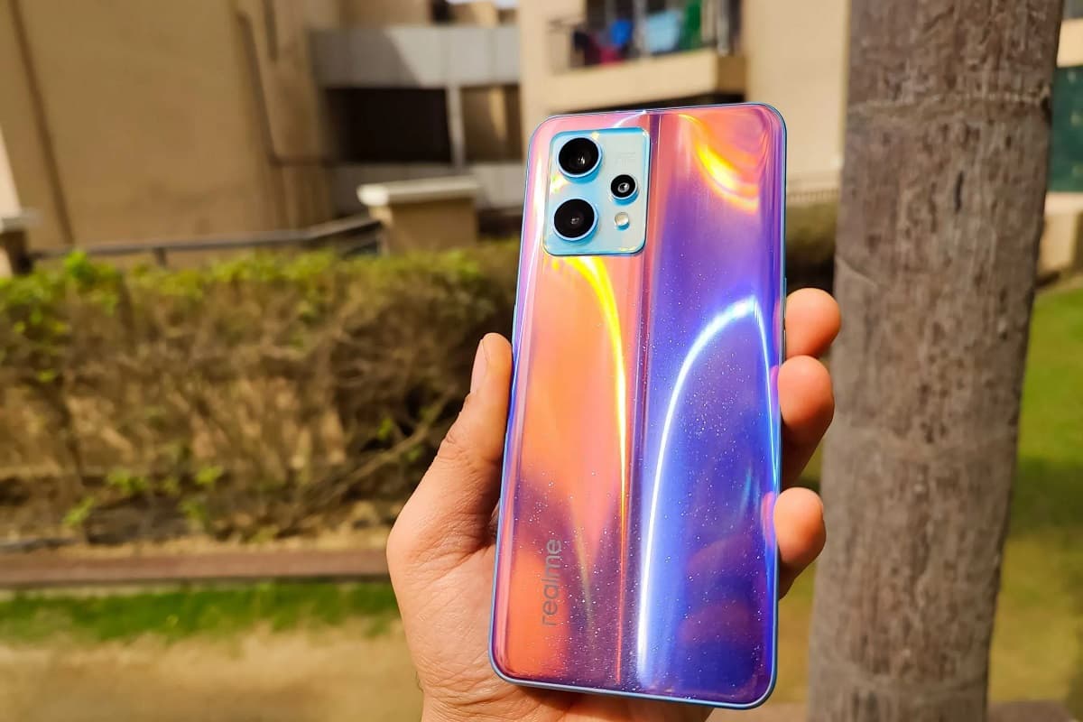 Traseira do Realme 9 Pro Plus cor Sunrise Blue