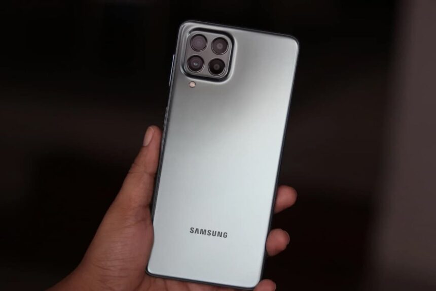 Foto da parte traseira do Galaxy M53