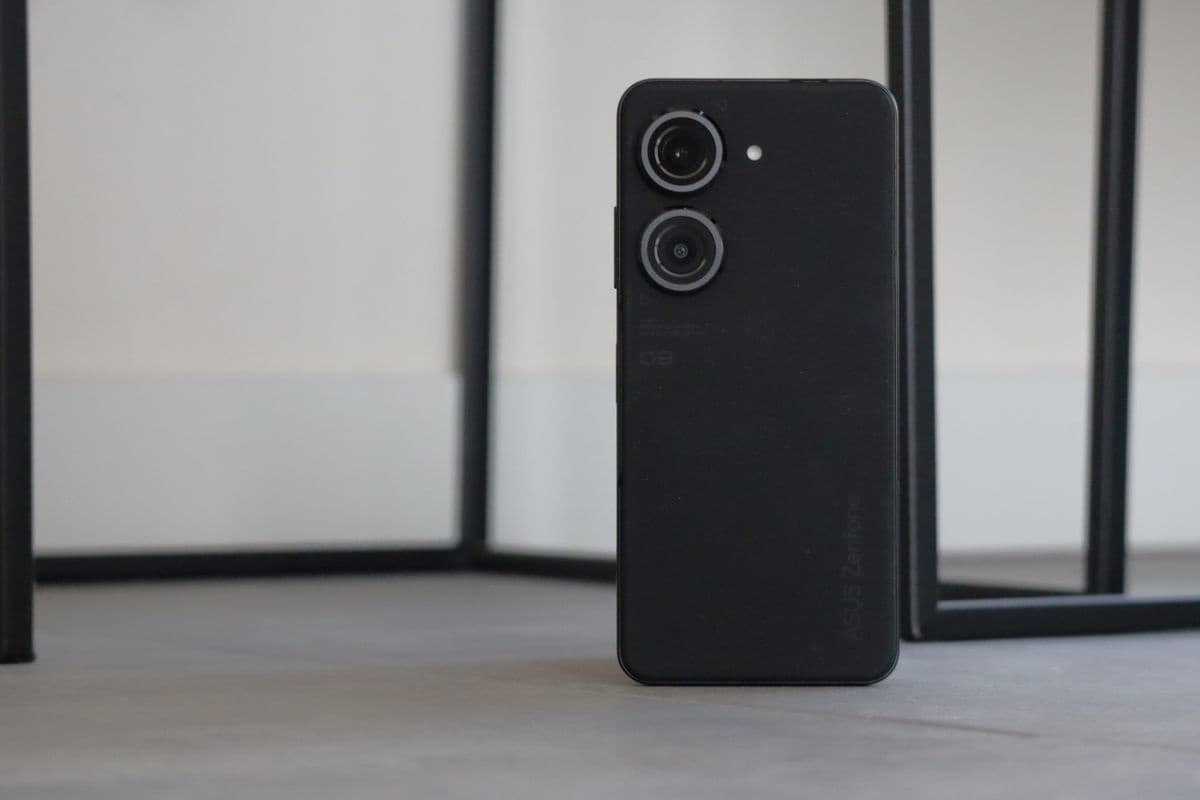 Parte traseira do Zenfone 9 preto