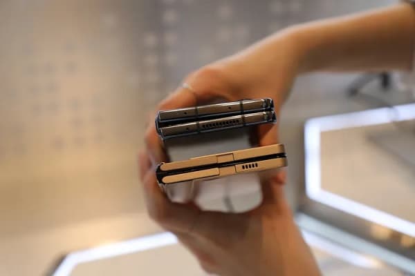 Samsung exibe tela flexível que pode dobrar em 360 graus comparação das dobradiças