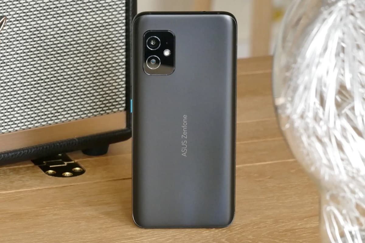Traseira do Zenfone 8 na cor preta