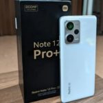 traseira do redmi note 12 pro plus ao lado da caixa