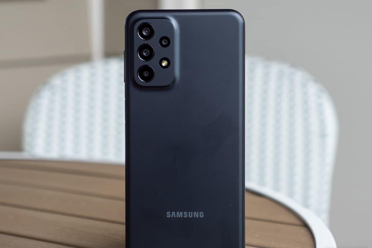 Traseira do Galaxy A23 5G na cor preta